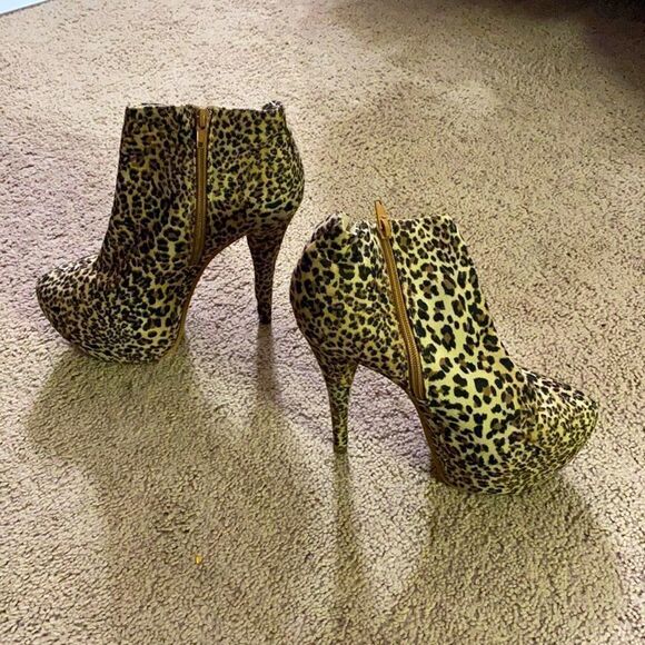 HOST PICK!! Women’s size 9 boots - Picture 1 of 2